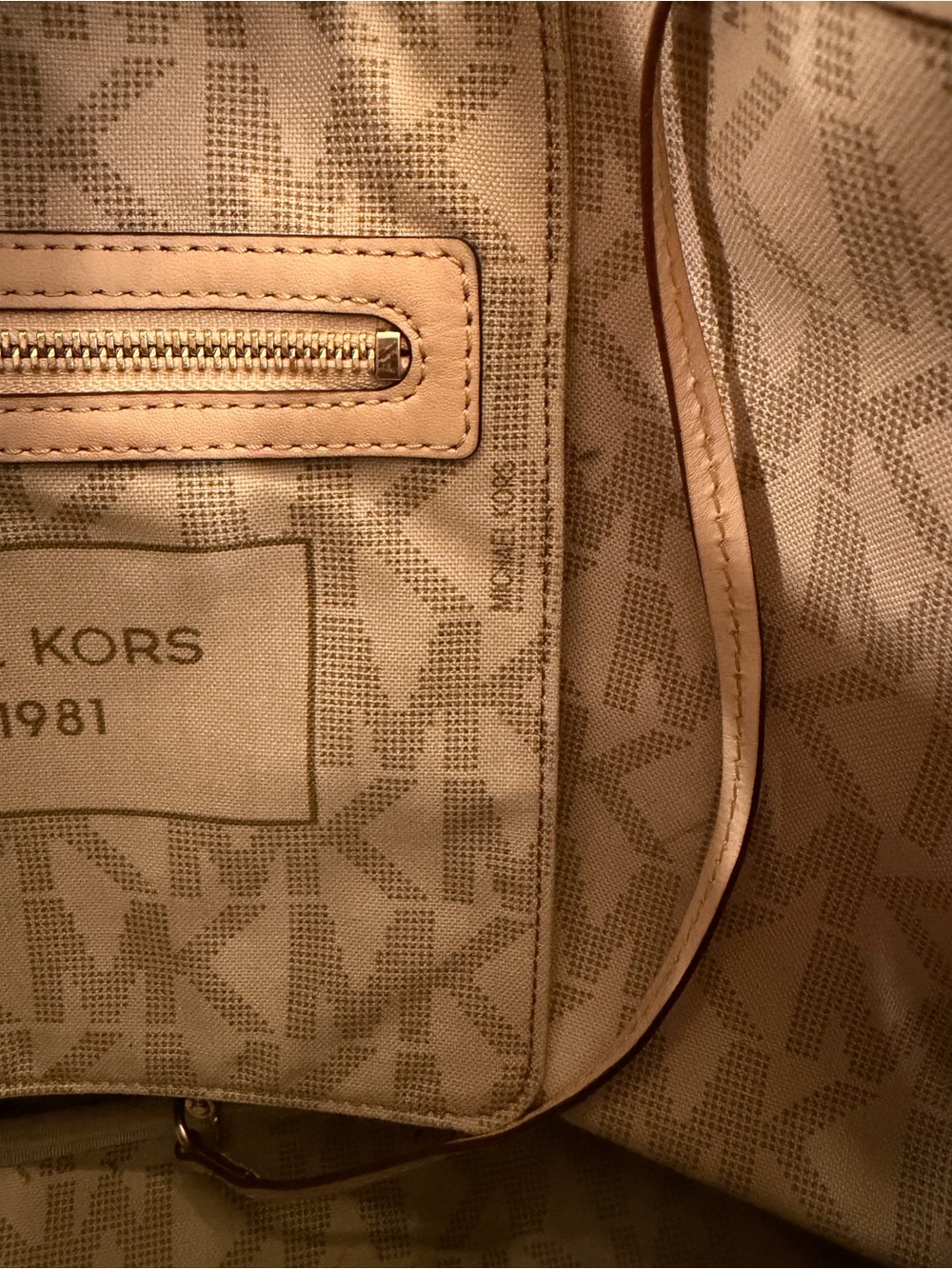 Michael Kors Vanilla Jet Set Travel Signature MK Tote Bag - Picture 7 of 15